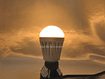 ＬＥＤ電球・電球交換ＬＥＤ電球８Ｗ・電球色・点灯写真【ＬＥＤ電球・電球型ＬＥＤ電球】