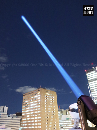 サーチライト照射ＴＯＰタイトル写真（２）【実写です！】－Ｓｅａｒｃｈｌｉｇｈｔ４４０ＭＡＸＰｒｏ／サーチライト１１カラー＋オープンなどＡＸＩＺ演出プリセットモード多数搭載！本物ののサーチライト照明ならＡＸＩＺＬｉｇｈｔ（アクシーズライト）がお勧めです！【サーチライト＆演出サーチライト照明ならＡＸＩＺＬｉｇｈｔサーチライトシリーズがお勧めです！】