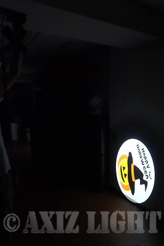 ＬＥＤロゴライトのロコ照射のご参考写真です（１４）／国内唯一ハイクオリティグラス仕様のロゴライトならAXIZLIght［アクシーズライト］【東京新宿至近のロゴライト・OneBit&izsound】