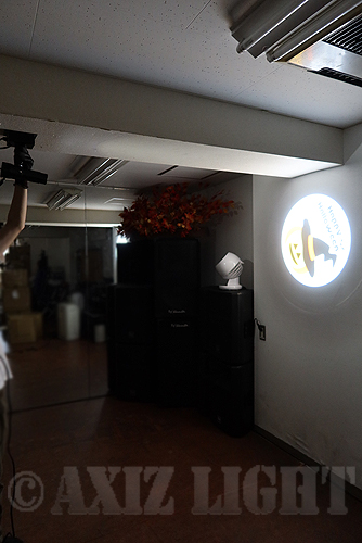 ＬＥＤロゴライトのロコ照射のご参考写真です（９）／国内唯一ハイクオリティグラス仕様のロゴライトならAXIZLIght［アクシーズライト］【東京新宿至近のロゴライト・OneBit&izsound】